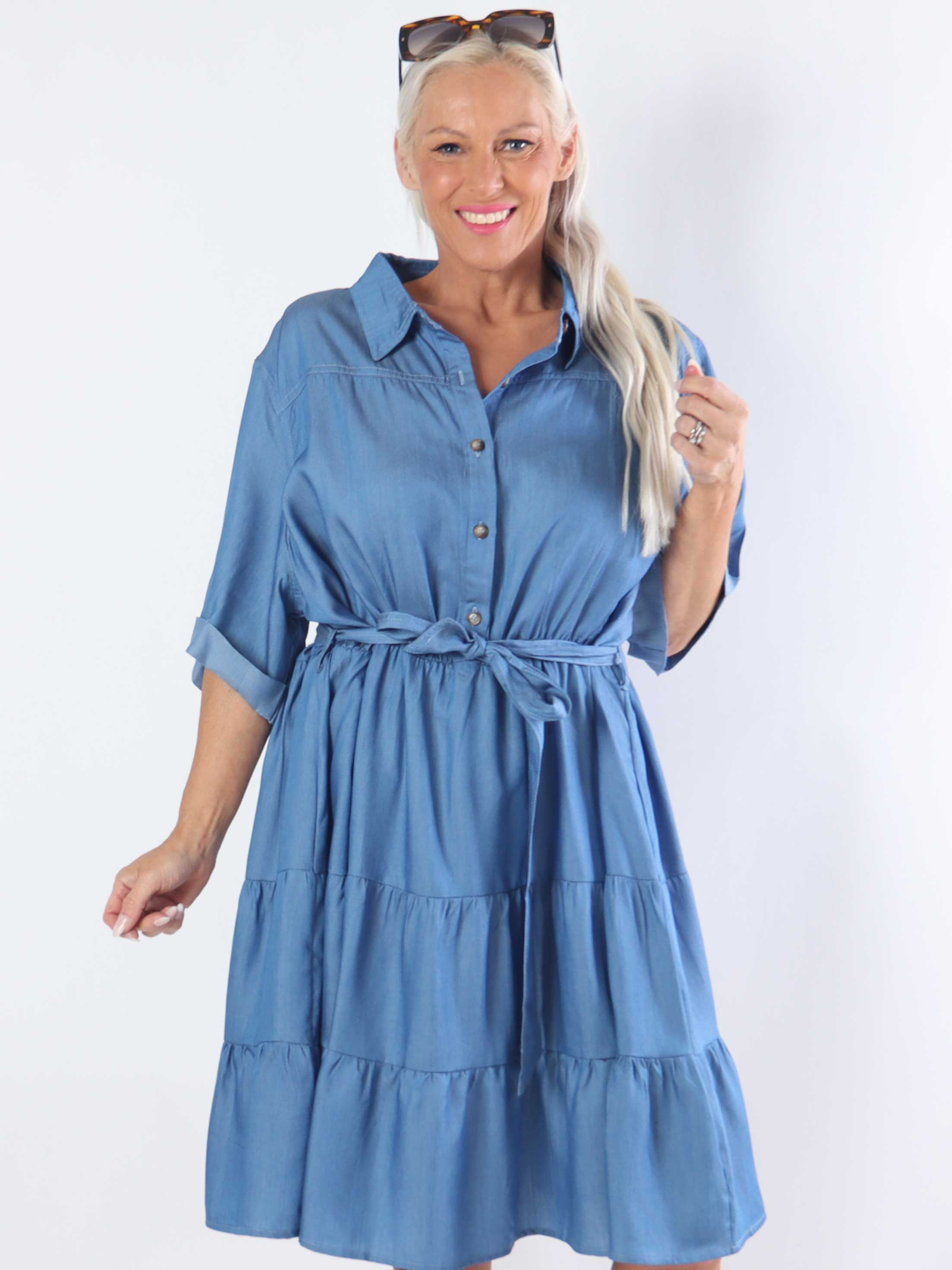 Kaija - Sød kort kjole i denim med lag på lag look